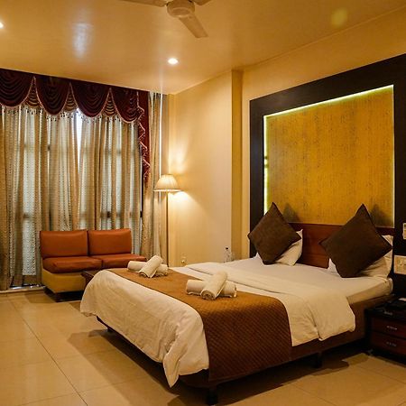 Hotel Viva Inn Yerandwane Екстериор снимка