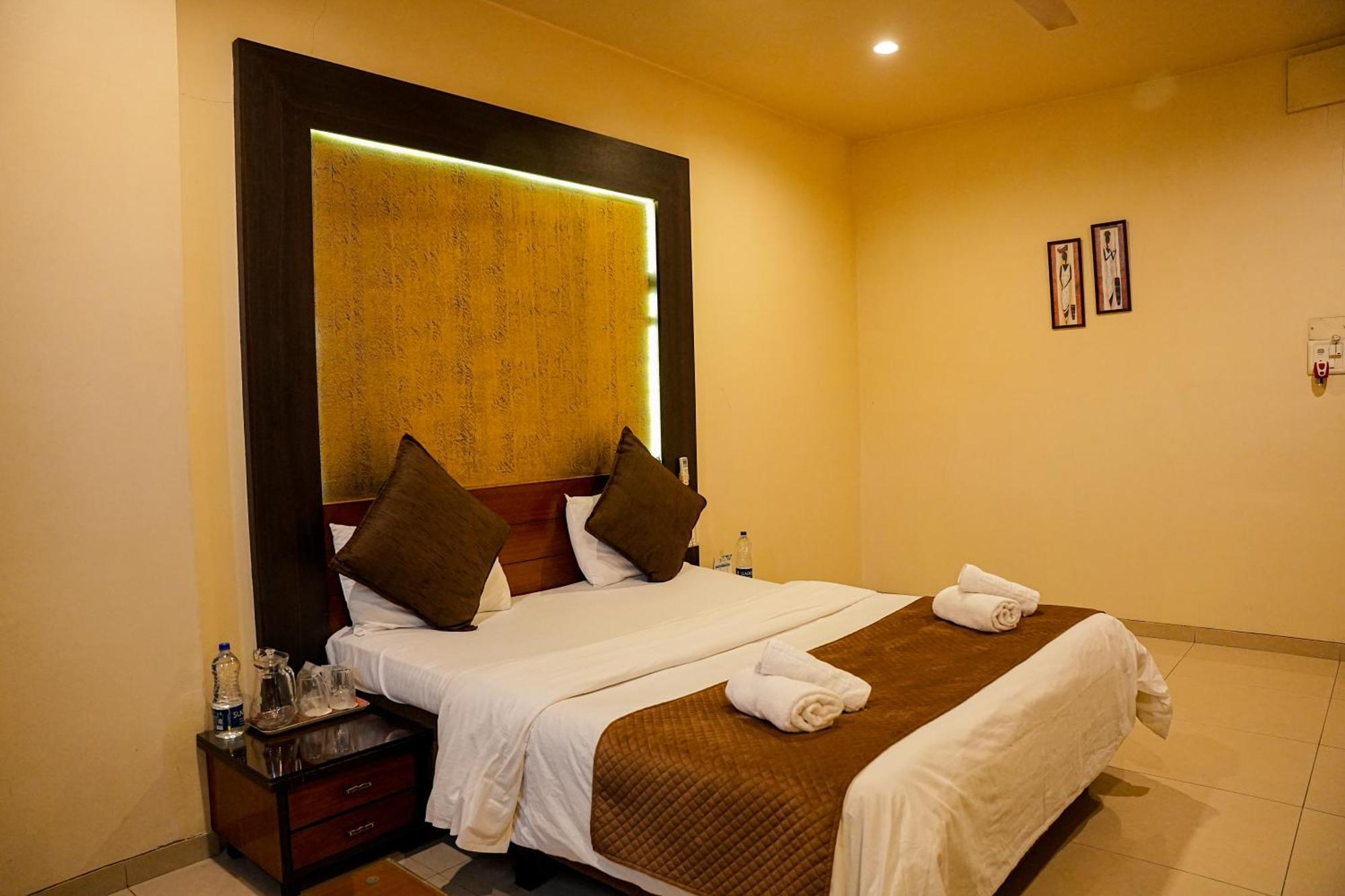 Hotel Viva Inn Yerandwane Екстериор снимка
