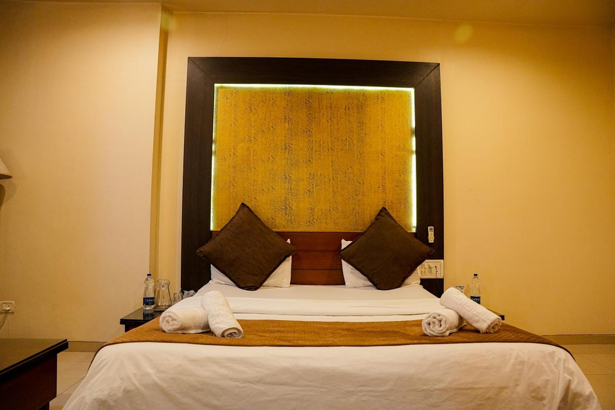 Hotel Viva Inn Yerandwane Екстериор снимка