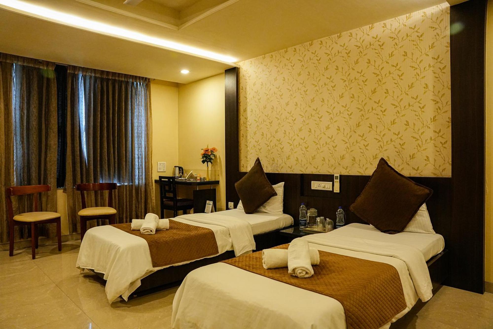 Hotel Viva Inn Yerandwane Екстериор снимка