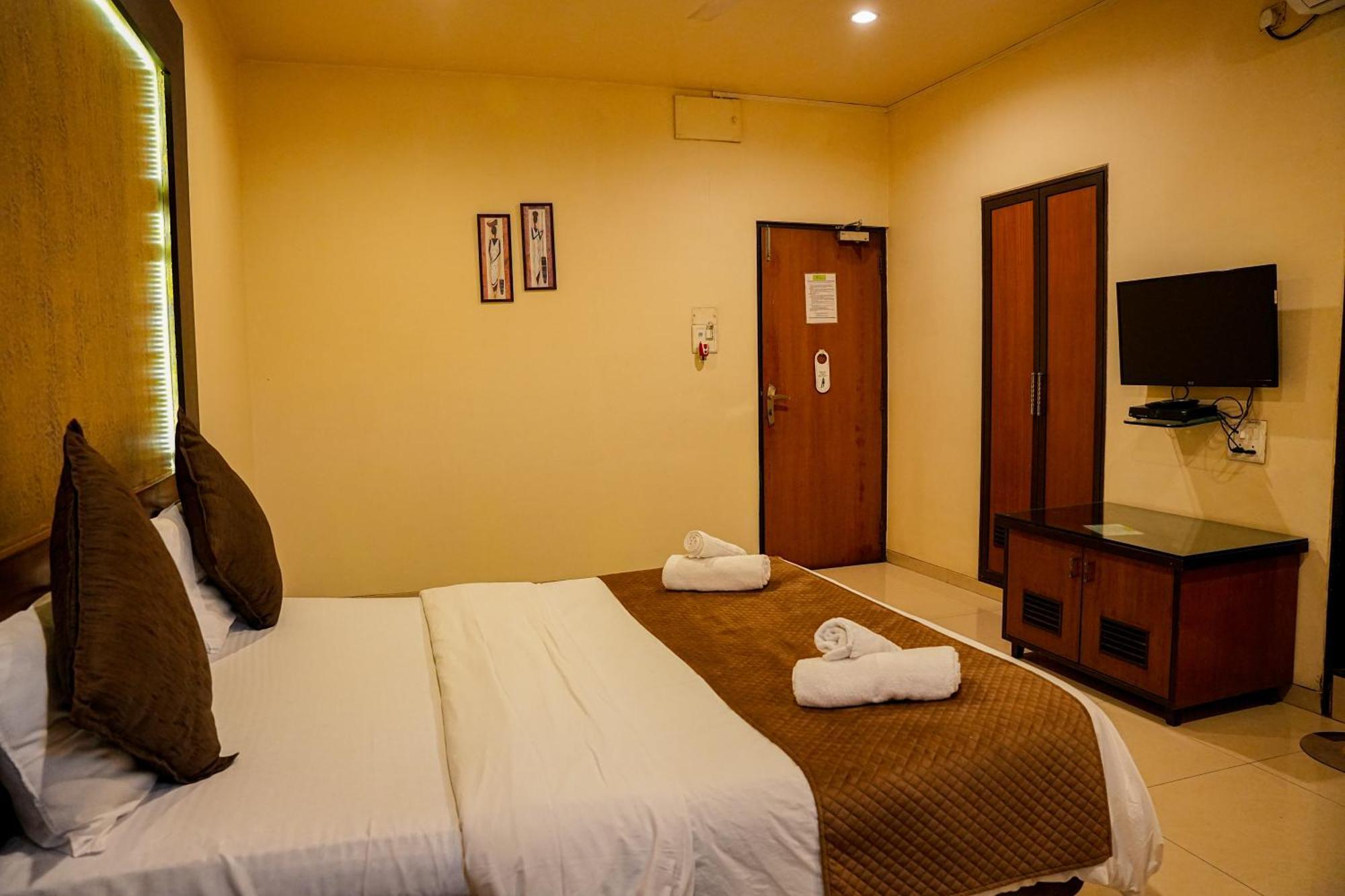 Hotel Viva Inn Yerandwane Екстериор снимка