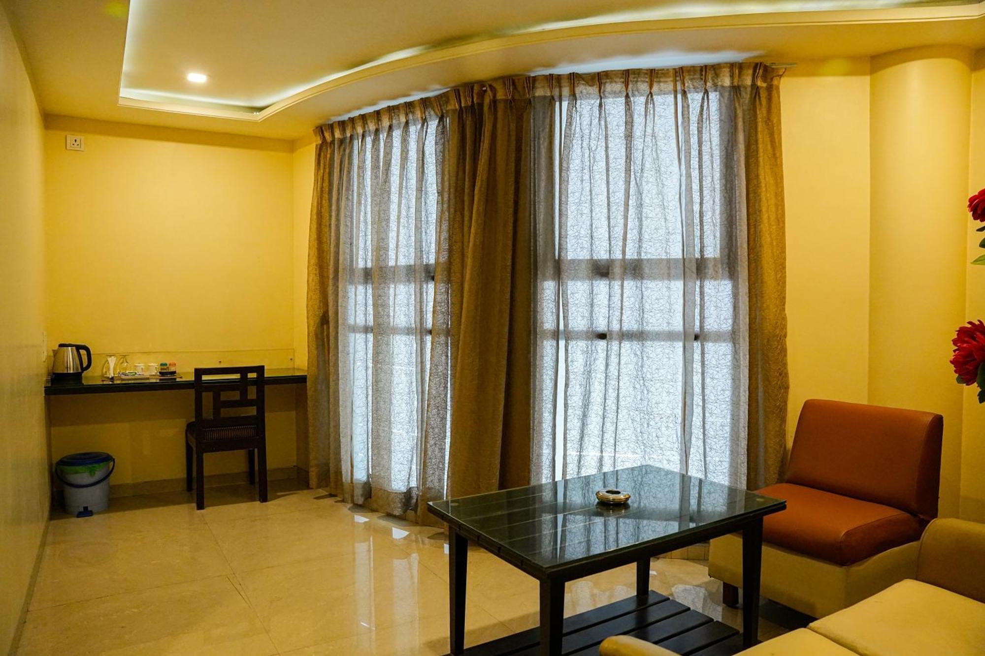 Hotel Viva Inn Yerandwane Екстериор снимка