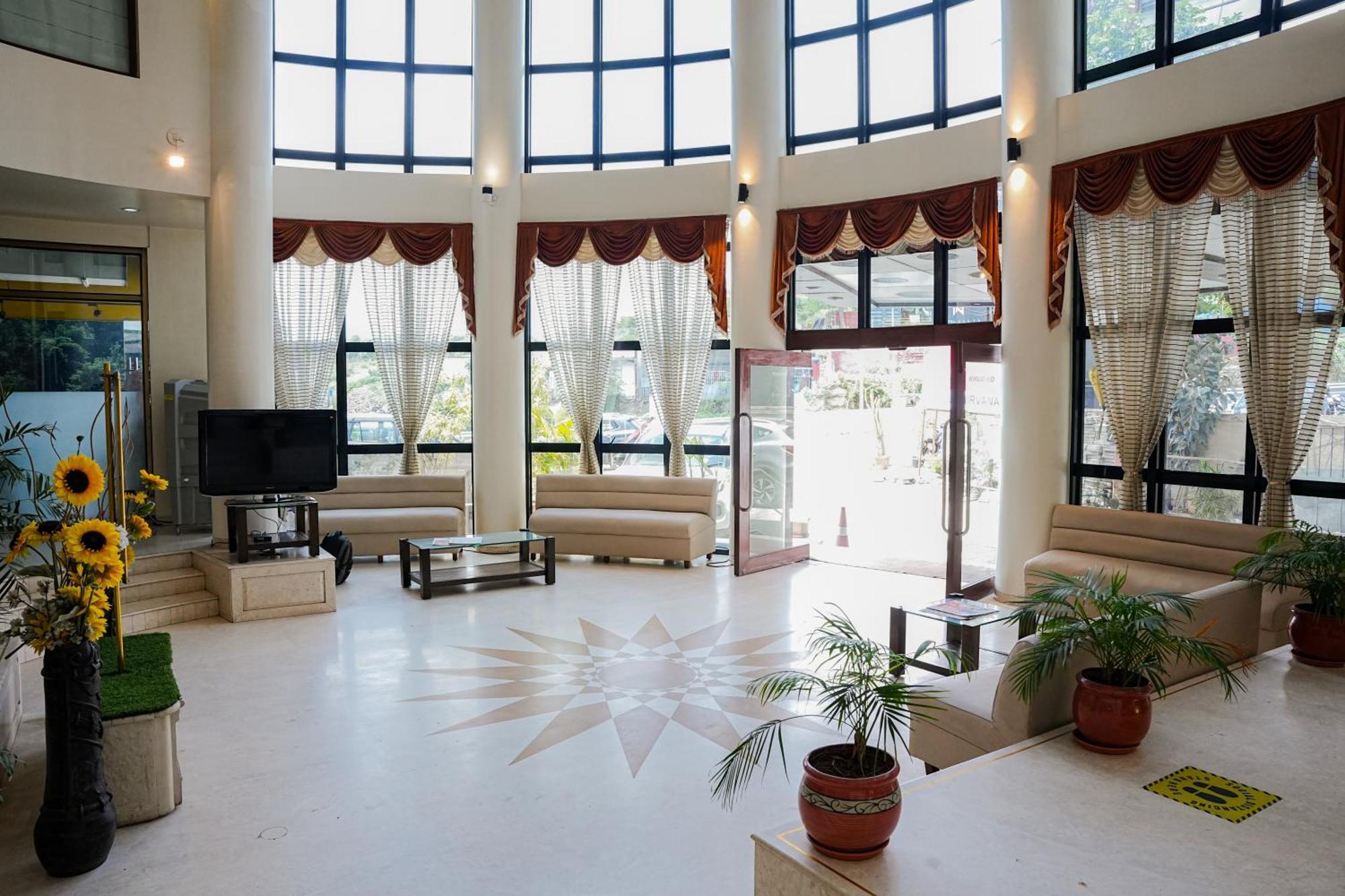 Hotel Viva Inn Yerandwane Екстериор снимка