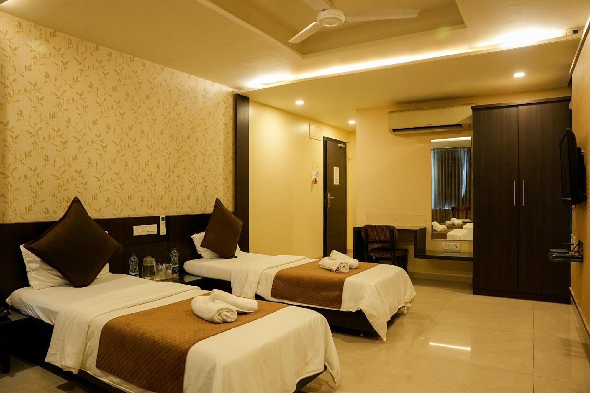 Hotel Viva Inn Yerandwane Екстериор снимка
