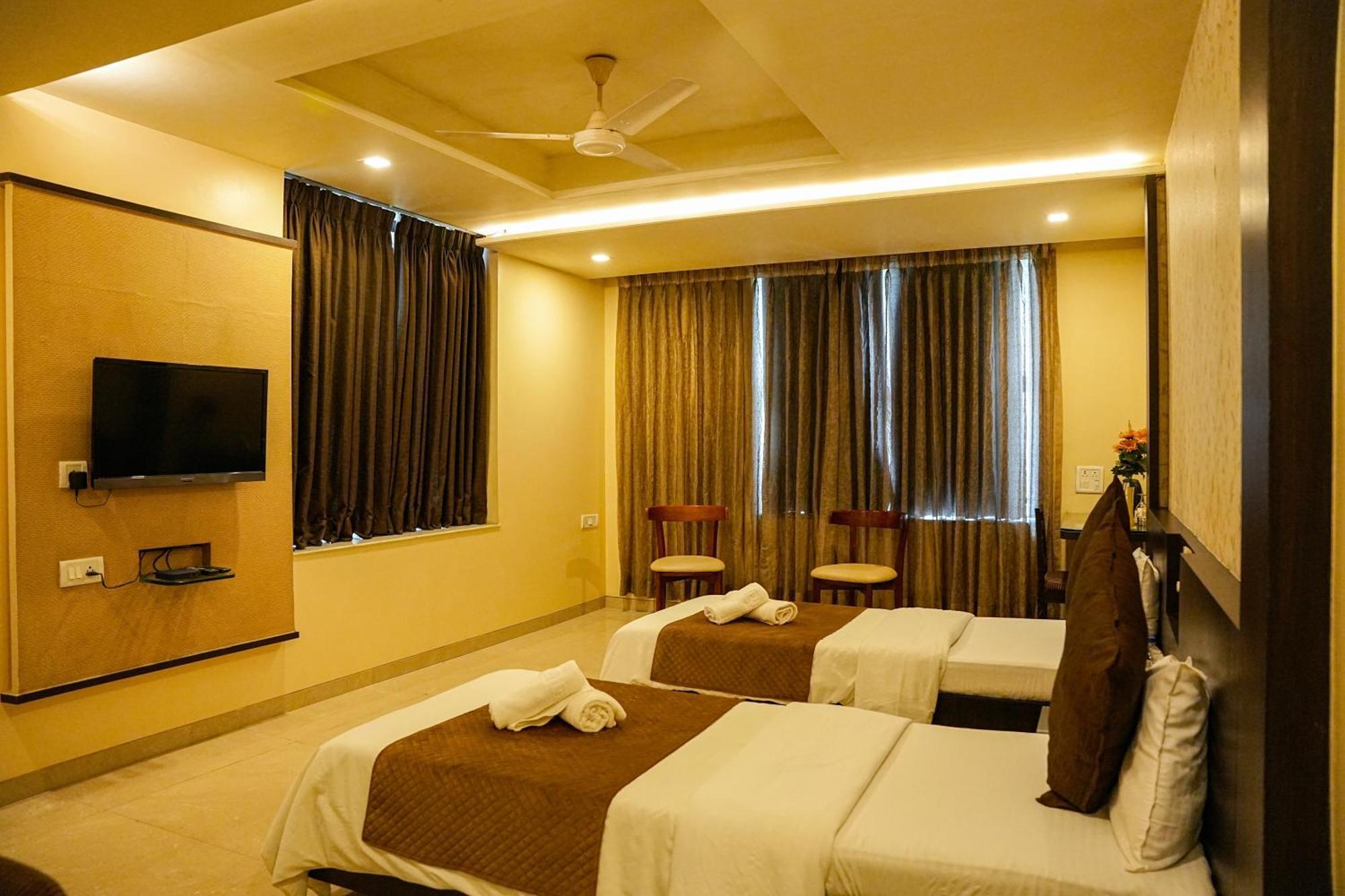 Hotel Viva Inn Yerandwane Екстериор снимка